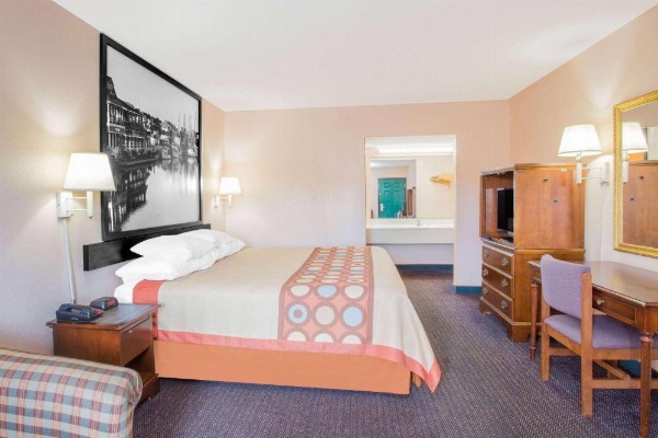 Super 8 by Wyndham Columbia image 11