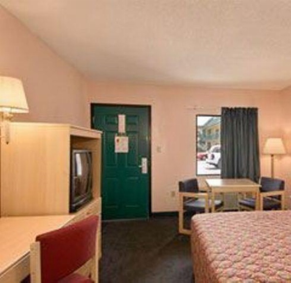 Super 8 by Wyndham Columbia image 23